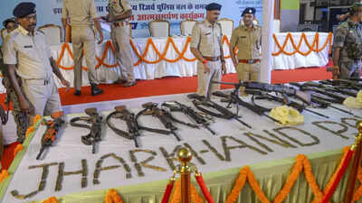 27-maoists-surrender-in-jharkhand.jpg