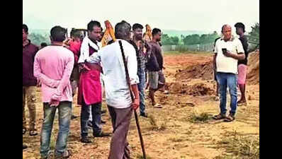 nirsa-mla-locals-thwart-attempt-to-encroach-govt-land-in-dhanbad.jpg