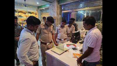 03448d10-8bfb-45f5-9ca2-589043248e4a_police_checking_the_visitors_record_in_a_hotel_on_friday_midnightvishvendu_jaipuriarjpg.jpg
