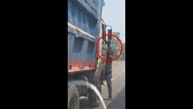 39802d9e-576b-4ca6-b9ee-6af9855e0894_a_policeman_taking_cash_from_a_hyva_truck_driverjpg.jpg