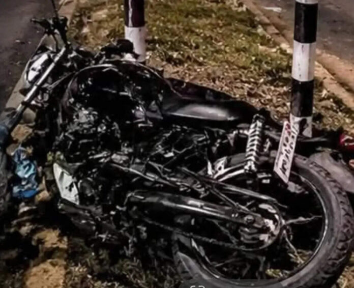 85aeea24-cf54-44f5-aef7-77fa1a416901-damaged-bike-vishvendu-jaipuriar-jpg.jpg