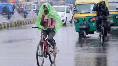 commuters-wade-through-amid-rain-in-ranchi.jpg