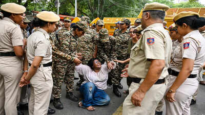 delhi-police-shifts-sonam-wangchuk-to-hospital.jpg