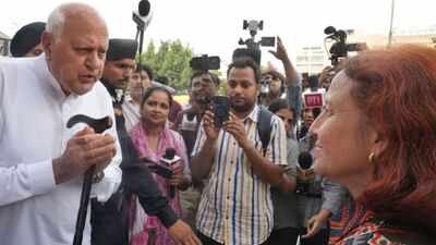 farooq-abdullah-meets-wangchuks-wife.jpg