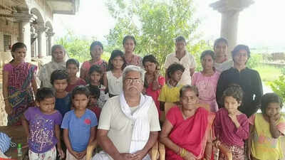 hare-ram-pandey-with-his-daughters.jpg