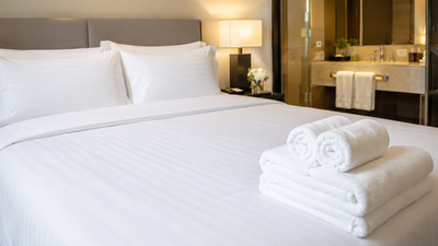 hotels-use-white-bedsheets-and-towels-even-though-they-show-every-stain-and-the-reason-is-surprisingly-practical.jpg