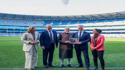 pm-modi-gifts-former-australia-skipper-steve-waugh-two-decade-old-photograph-during-mcg-visit.jpg