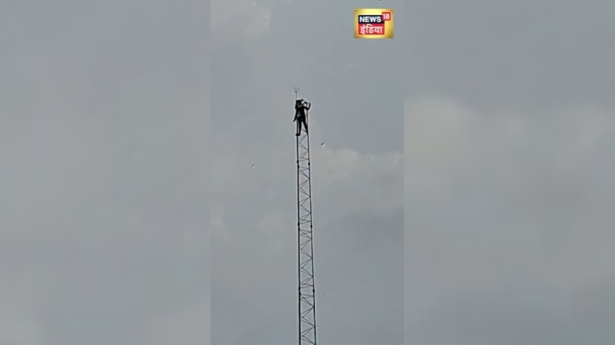 जहां कभी तिरंगे की बात करना था गुनाह वहां आज फीट ऊंचे मोबाइल टावर पर चढ़कर लहराया गया तिरंगा…