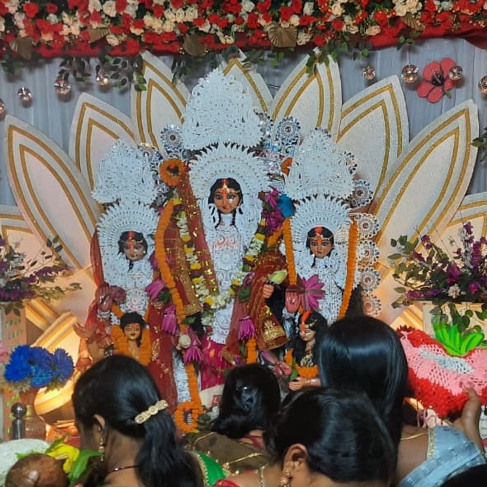 मां मनसा के दरबार में उमड़ी श्रद्धा  रातभर पूजन