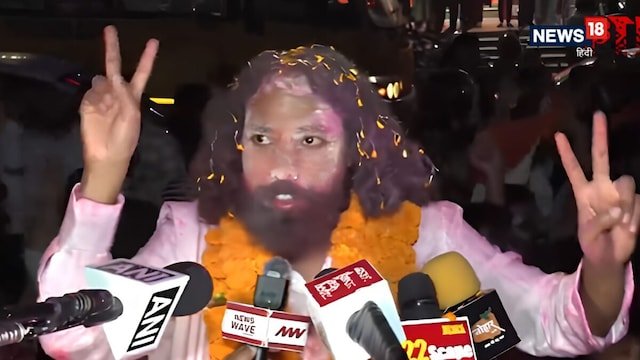 जटाओं पर अबीर चेहरे पर जीत का जश् न अनशन खत्म होते ही समर्थकों संग झूमे देवेंद्र महतो…
