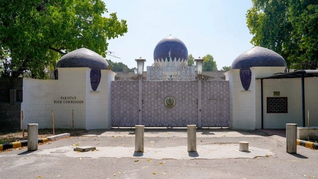 इस्लामाबाद की गुस्ताखी का दिल्ली में करारा जवाब  पाकिस्तान हाई कमीशन का सुरक्षा घेरा साफ