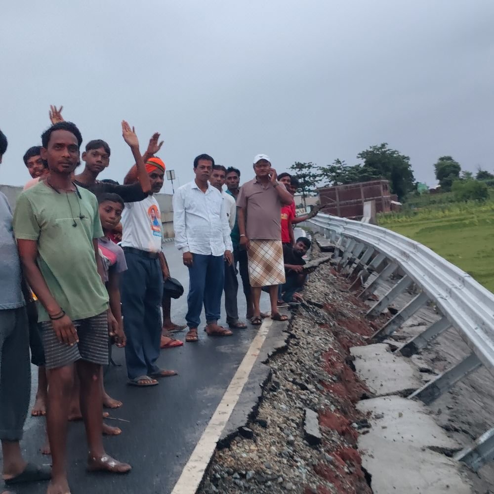 पहली ही बारिश में   फीट सड़क धंसी  पास में खेल रहे थे सैकड़ों बच्चे