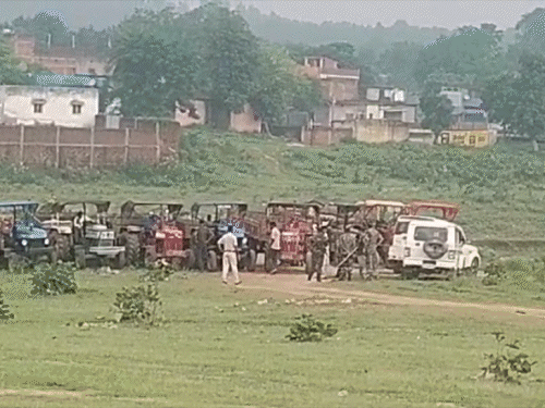 लातेहार में बालू के अवैध उठाव पर सीओ की कार्रवाई रोक के बाद भी औरंगा नदी से उठा रहे बालू ट्रैक्टर जब्त किए…