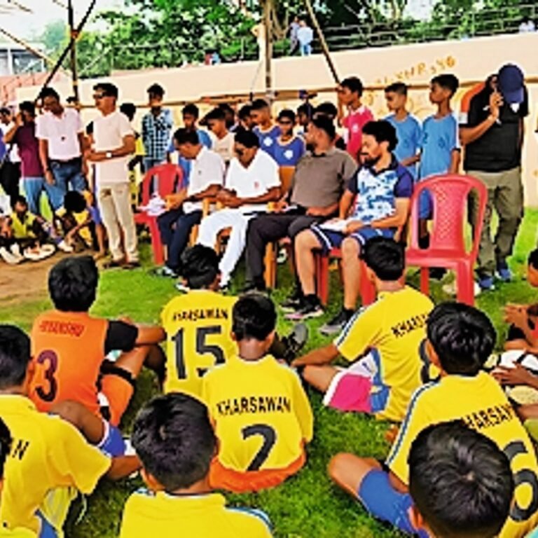 इधर    खिलाड़ियों ने फुटबॉल प्रतिभा  खेल कौशल व शारीरिक क्षमता का किया प्रदर्शन