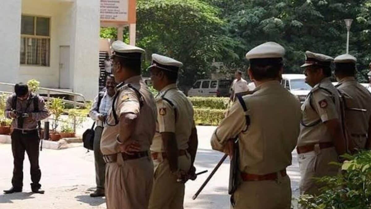 खेत में पड़ी थी मां की लाश सीने से चिपकी मिली डेढ़ साल की मासूम पुलिस ने पति और प्रेमी दोनों को पकड़ा…